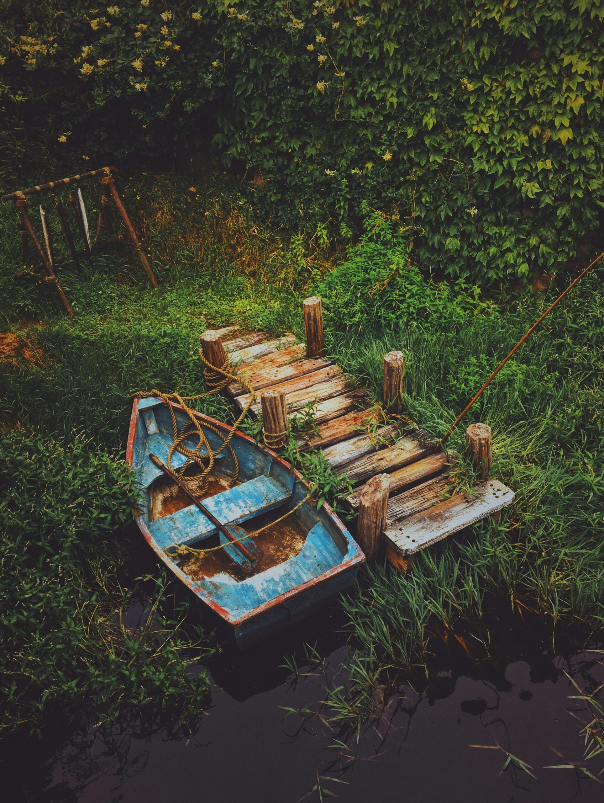 blue and brown canoe beside dock